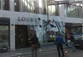 Substitució vidre blindat a la façana de botiga LOEWE a la Diagonal de Valencia